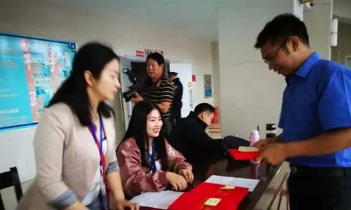 �����ھ���ʮ������������֮һ��Ƚ���壨�ң����ֳ���ȡ֤�鼰�����������Ц�ˣ��佱����Ů�����ͳ��˲��õ�΢Ц��