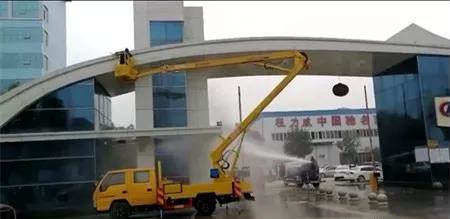  ��ɨ��¥�����˸����ߵĸ߿���ҵ�����ֳ���Ϊ��Ļǽ��������������ëë�꣬��ѹˮ���ٴγ�ϴ�󣬽ྻЧ������һ����