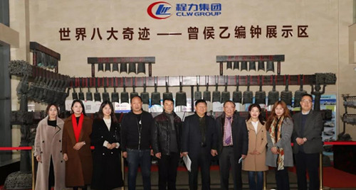 �й��Ļ����й�Ԫ��ԴԶ�����������ޣ������������Ļ��������ķ���أ�������������չʷ�ϵ��貹屦��������ʽ�����ͬ����һ�߽�����ӭ���������ͱ�����˴��漣�ı����������������ĳ���˫�������ĵ�һ���¶����л��Ļ���Ϊ�����������ʹ�������˱˴˵ľ��룬�������׺����������������Źɷ����޹�˾���³��̵���������������3��2��Ԫ���ڵ����ڰ�æ�г��ʱ��Ӵ�������ʽ�����糤����˶�����ģ�һ�й�������񿼲���Ա�����Ź�˾�ܾ��������Ա��������壩�������ֳ���רҵ���������ഺ�����ģ�����ظ�����Ҳȫ�̲���Ӵ�������