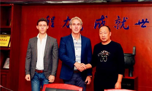 ����������������ΪMETAGRO��˾�ܲ�FranciscoArias��������һ�����ֳ������������ഺ����ǩԼ��ʽ��һ���Ӱ��ף���á�