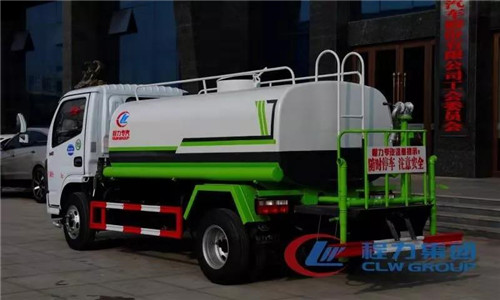 �ڶ�������ˮ���Ĺ���������˵Ķ��ӣ���������ܳŴ�����ˮ���Ķ�����װˮ����ˮ���������ǲ������ʵ�̼�ְ強ѹ���ͣ���ģ�ͳ����������ˮ�����᷿����ɵ������ˢ����һ������Ǻ�ɫ�����ᣬ����ɫ������ɺ󣬱�������һ�㳵����������ɫ����һ���ǿ��Ṥ�գ����ͺ�Ĺ���ɫ�������������ɫ����ˮ���Ŀ��Ṥ�վ�������Ů��ױ�Ķ�ױ�ۣ���סױ�ݣ��������á�