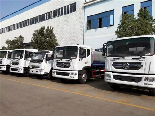 ��ˮ�������������Ǿ����ܿ�����Ҳ������վ����·�ߣ�һ������С������ˮ���㻺��ʻ����ǿ����ǰ���ϴ�ŵ�·���ߣ�������һƬ����ʩ���Ĺ����ϣ�һ����ˮ�������ı�Ӱ������������ǰ���ֻ���԰���̻�������ˮ������ˮ�������������Ļ���......������ˮ�����������ߵ�����Ӵ�ĳ�����������ĸ�ף�������������ů�ĸ��塣