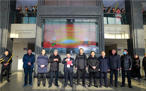 ���Ź�˾�߲���֯�ڼҵ���Ҫ�쵼���Լ������ŵ��в�ɲ��������ˣ���ֱ������רҵ�������ų�Ա���ܾ�������������������۾�Ӣ�ŶӸ����ˣ�������������ǩԼ���칲��200���ˣ��ڳ����ܲ��˺�¥ӭ��������ͬ��֤�˳������75��ר����ֵ��ף����ʽ��