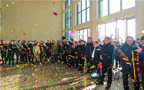 ��һ�̣�����ͷ׵Ļ������������ǵ�Ц���������޾���ף�����ַ���������������ɣ����ഺ��ʫ�У����ĵ׹��̵�����