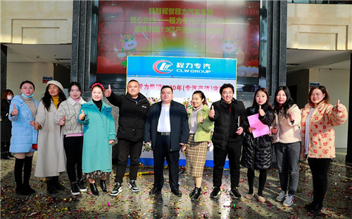 ��һ�̣���������ӿ���ĺ������������ȣ����Ǻ���������������������׿��Խ�Ƶ����������������ǻۡ������͵�˫�֣���д��ʷ��Ҳ�ı����ߵ�����͵��εΣ���΢��֪������������Զ������Ϊ�Լ���Ŭ�����ж��Լ���