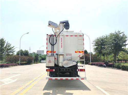 ������������ES7��ʻ��ǰ�ĺ������ϳ�ͼƬ