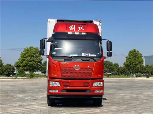 国六解放J6L小三轴高顶双卧7.7米冷藏车 国六解放J6L小三轴高顶双卧7.7米冷藏车