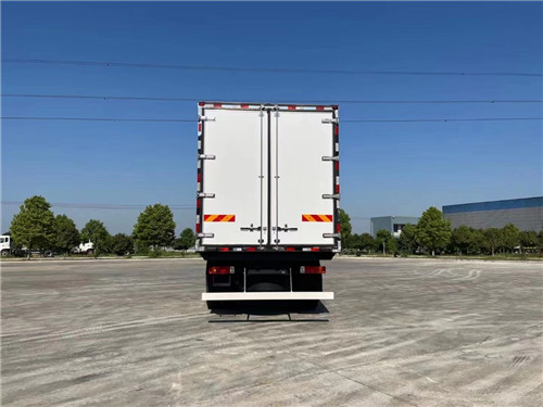 国六解放J6L小三轴高顶双卧7.7米冷藏车 国六解放J6L小三轴高顶双卧7.7米冷藏车
